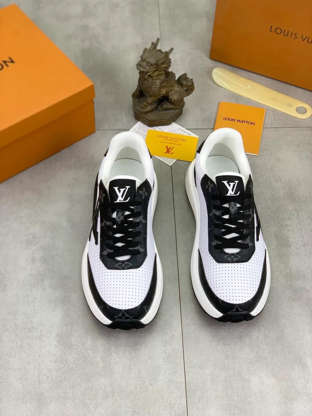 Men's shoes 💰P460 💰 [New model] 🆘 The latest model from LV official website 🎁 Casual and fashionable men's shoes 👟 Hot style 💥 Simple and elegant style, exclusive for trendy men. Unique latest brand elements from the official website 👑 Original decoration, fashionable and generous, the fabric is made of original calfskin ➕ Comfortable and breathable mesh lining ➕ Pigskin lining ✅The official website specifies wear-resistant casual outsole, the classic model is taken in real life🎬Color: 3️⃣colors available😍Number of codes: 38-44 (45 46 customized)